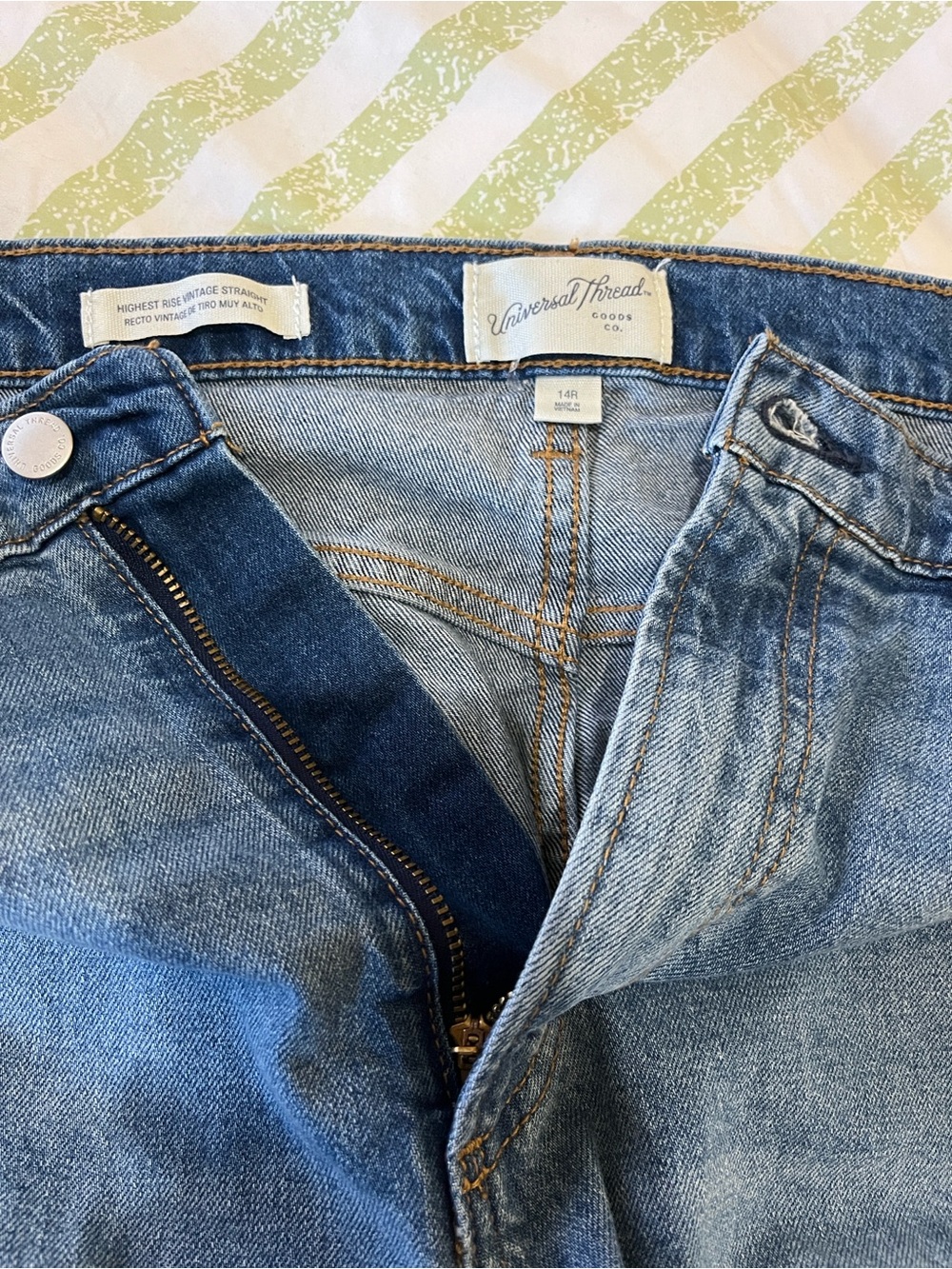 Universal Thread Light Wash. High waist Women’s Relaxed Jeans sz 14 Reg